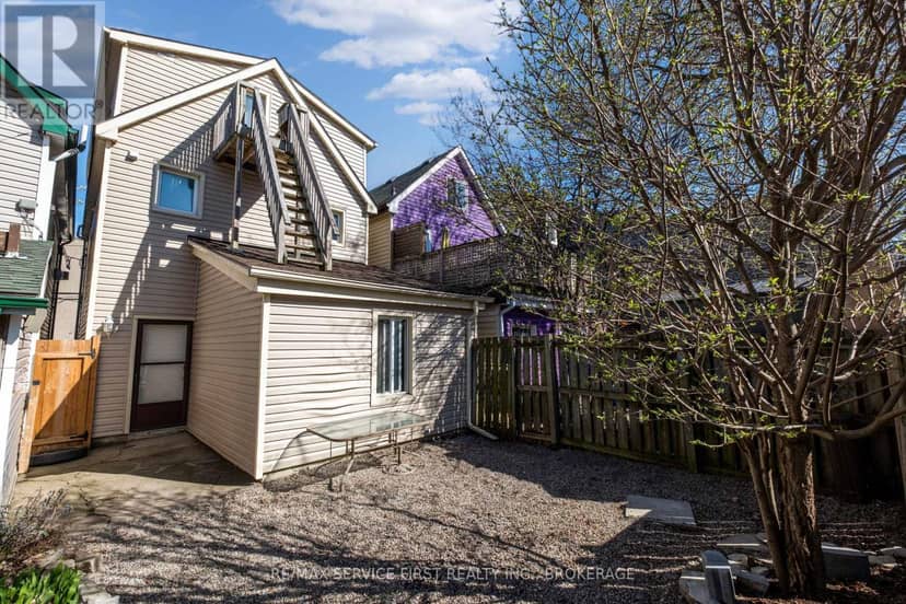 240 Wellington Street — photo 19 of 21