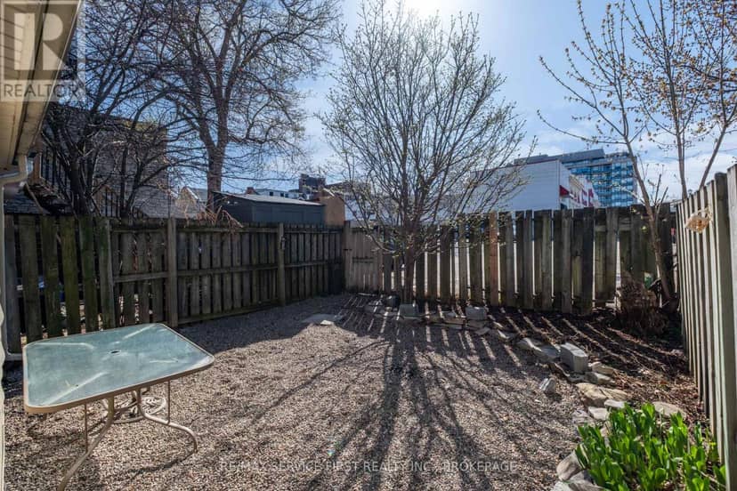 240 Wellington Street — photo 20 of 21