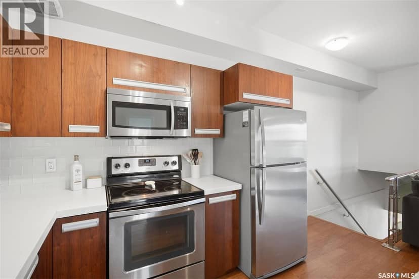 1502 1015 Patrick CRESCENT — photo 11 of 40