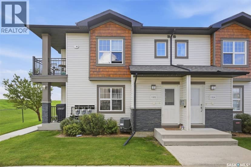 1502 1015 Patrick CRESCENT — photo 2 of 40