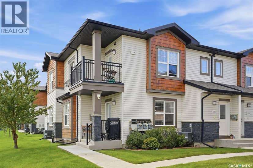 1502 1015 Patrick CRESCENT — photo 3 of 40