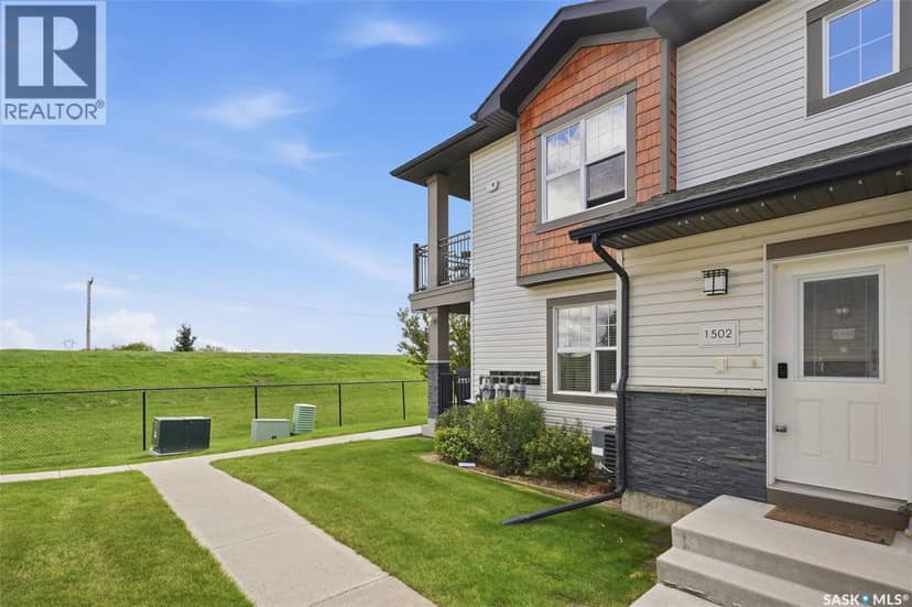 1502 1015 Patrick CRESCENT — photo 4 of 40