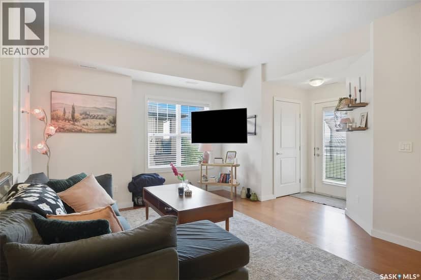 1502 1015 Patrick CRESCENT — photo 7 of 40
