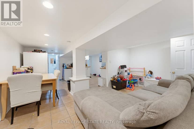 113 Wentworth Street S — photo 17 of 40