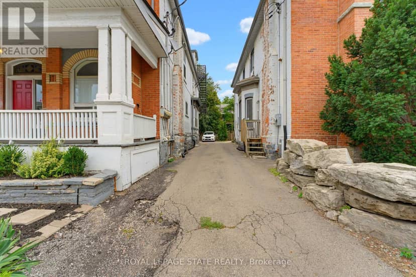 113 Wentworth Street S — photo 4 of 40