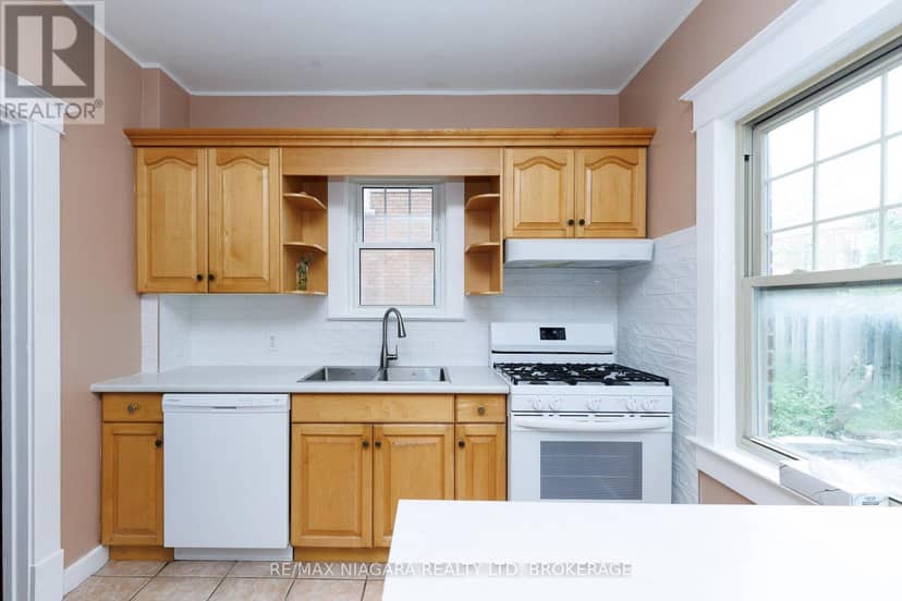 4864 Simcoe Street — photo 11 of 32
