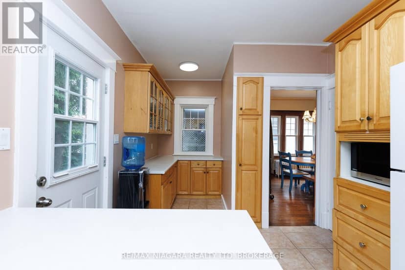 4864 Simcoe Street — photo 9 of 32