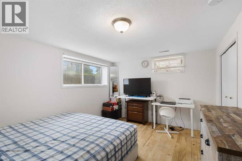 1527 46 Street SE — photo 35 of 40