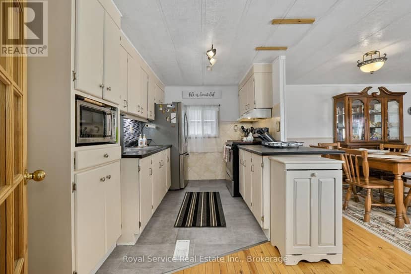 204 Lynn Crescent — photo 11 of 40