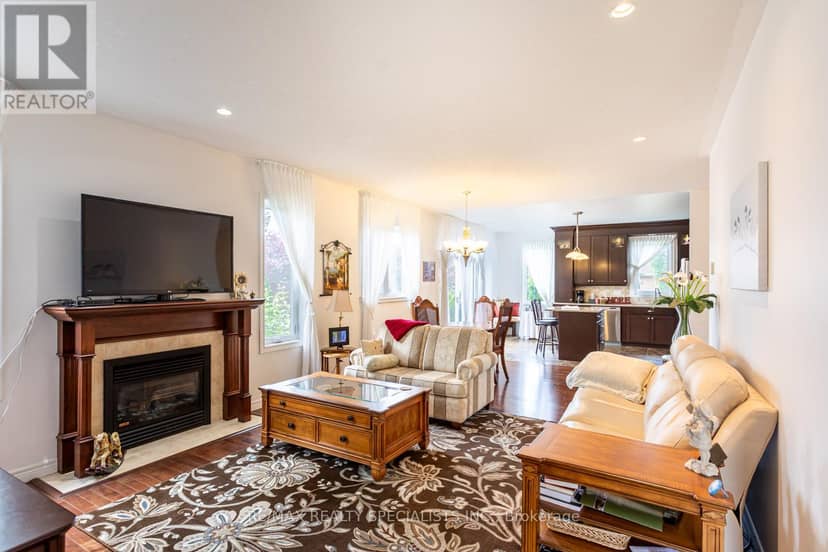 61 Jones Crescent — photo 10 of 36