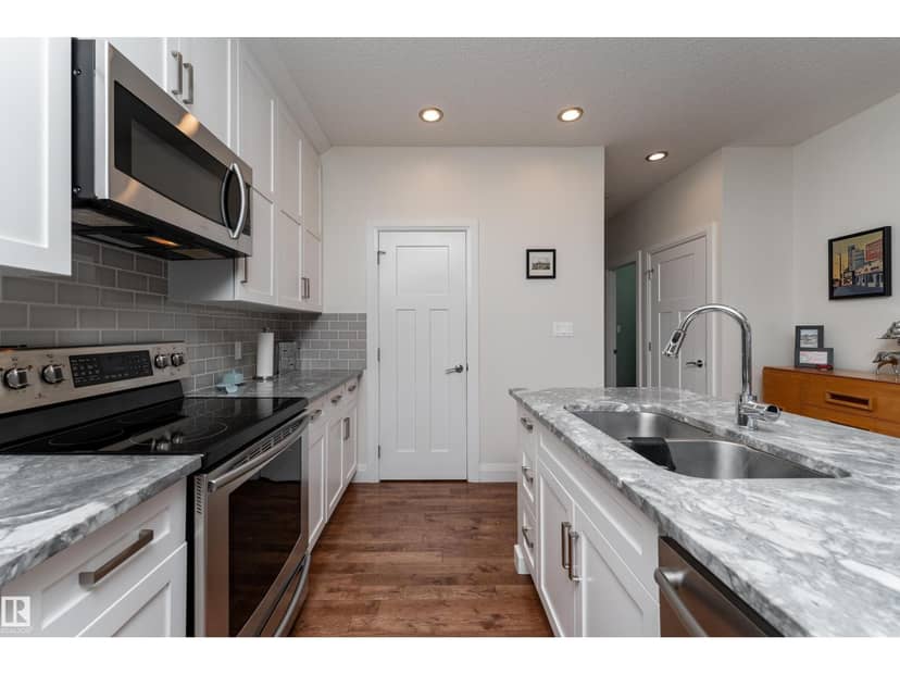 8340 79 AV NW — photo 9 of 40