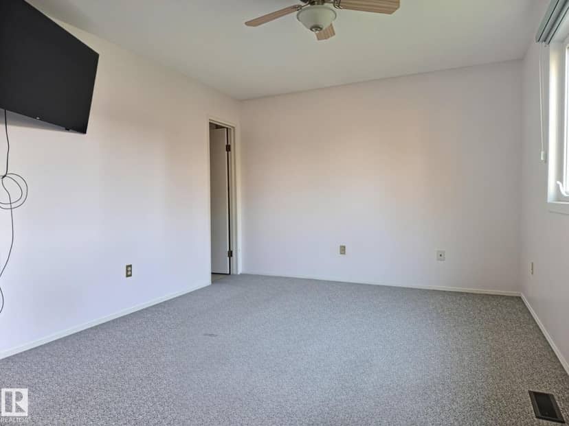 5122 46 AV — photo 9 of 24