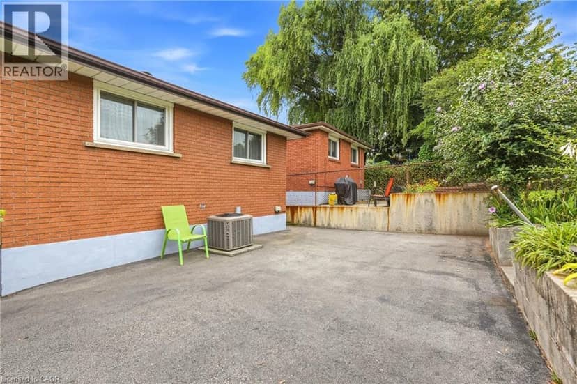 137 PICTON Street E — photo 24 of 26