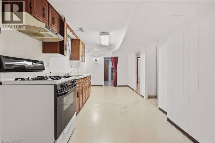 137 PICTON Street E — photo 16 of 26