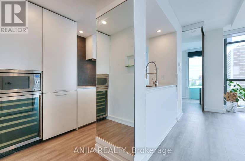 1001 - 281 Mutual Street — photo 10 of 24