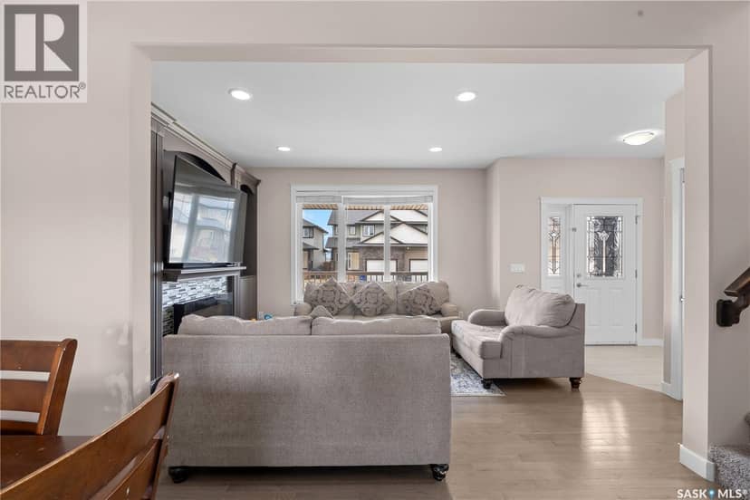 526 Maple CRESCENT — photo 11 of 40