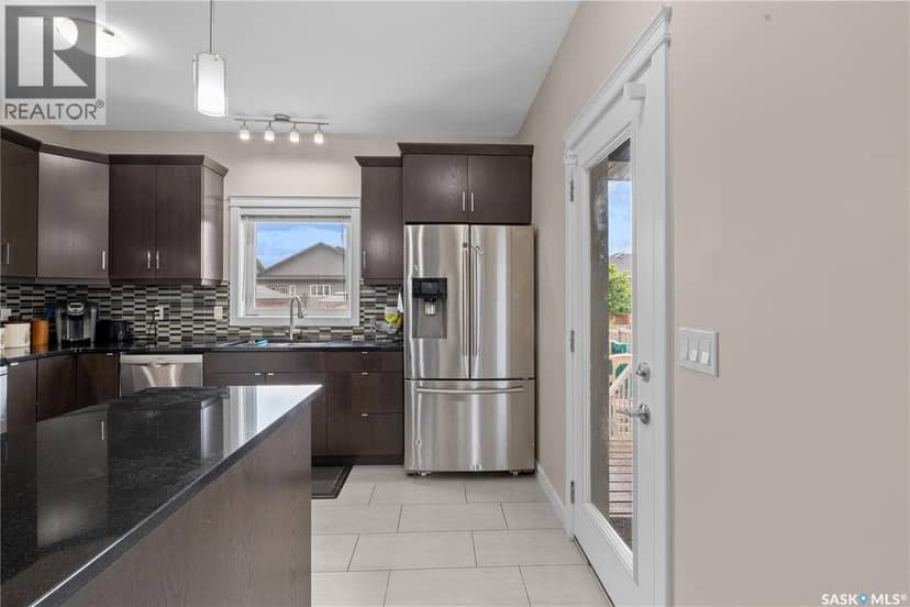 526 Maple CRESCENT — photo 15 of 40