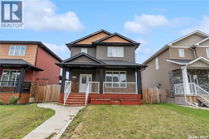 526 Maple CRESCENT — photo 2 of 40