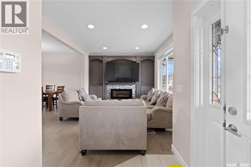 526 Maple CRESCENT — photo 4 of 40