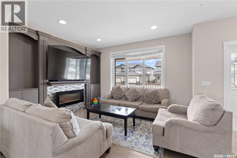 526 Maple CRESCENT — photo 7 of 40