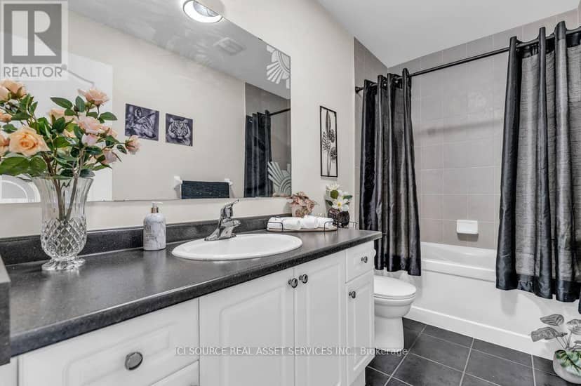 4 - 3215 Thomas Street — photo 7 of 40