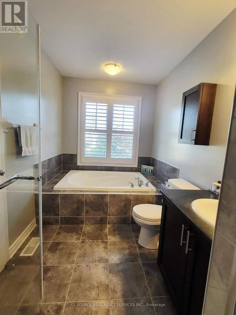 308 Fergus Crescent — photo 18 of 32