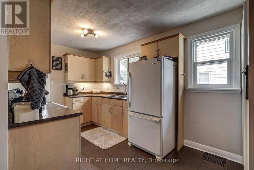 42 Graham Crescent — photo 11 of 35