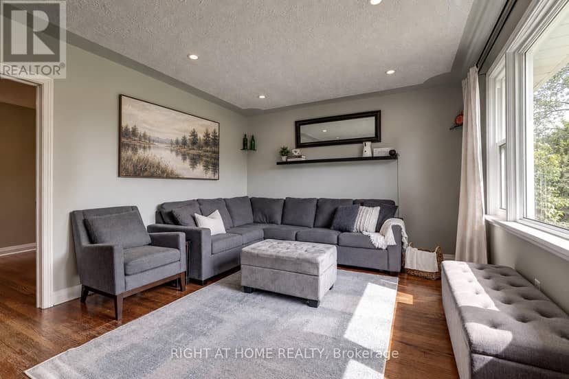 42 Graham Crescent, London East, photo 5