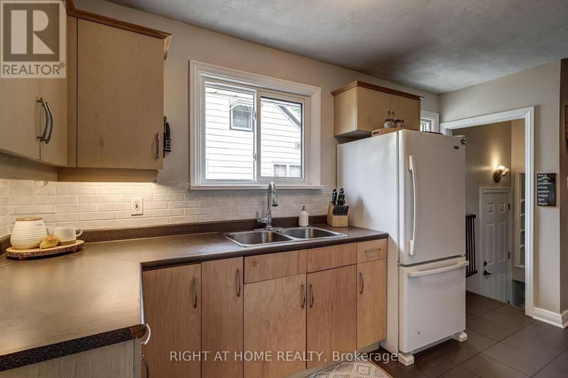 42 Graham Crescent — photo 9 of 35