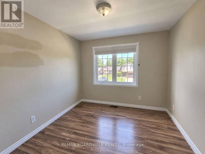 1369 Lochiel Street — photo 18 of 26