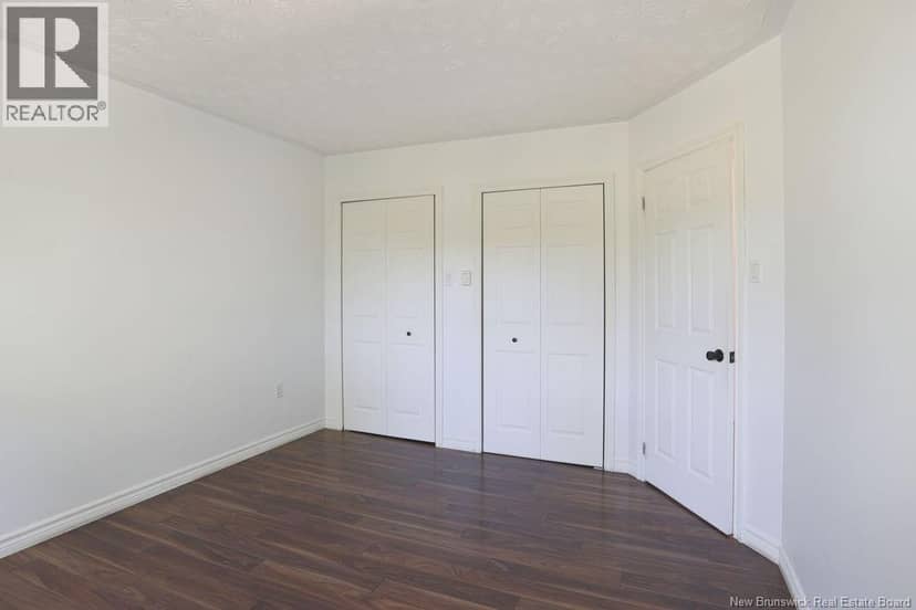 25 Hillsview Crescent — photo 20 of 40