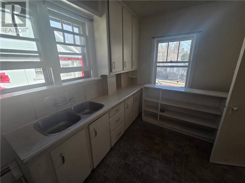 238-240 Van Horne Street — photo 8 of 20
