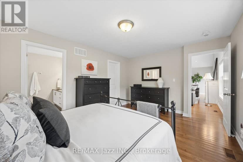 11 Bigwood Crescent — photo 18 of 37