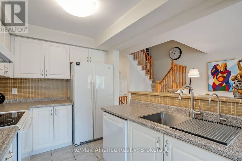 2155 Redstone Crescent — photo 16 of 34
