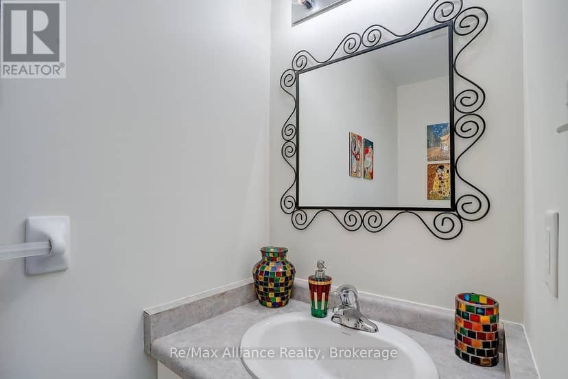 2155 Redstone Crescent — photo 17 of 34