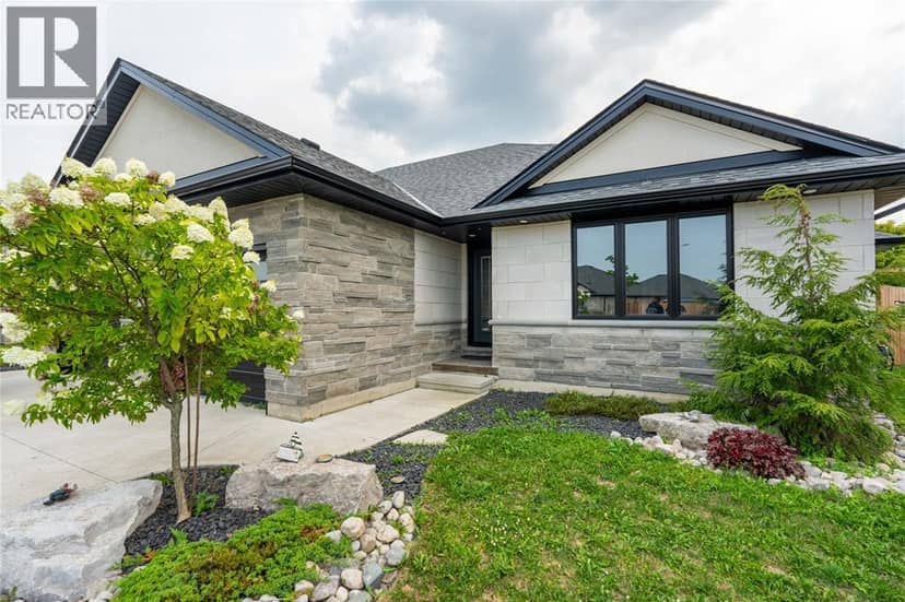 709 Ferdinands Crescent — photo 3 of 40