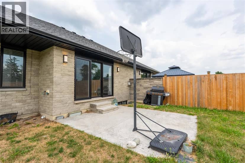 709 Ferdinands Crescent — photo 34 of 40