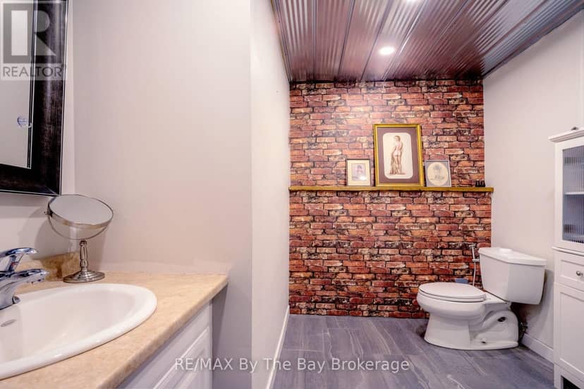 247 Simcoe Street — photo 16 of 23