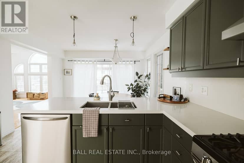 66 Highlands Crescent — photo 3 of 40