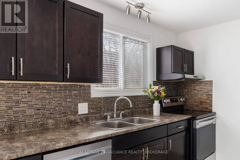 53 - 44 Rosemund Crescent — photo 10 of 34