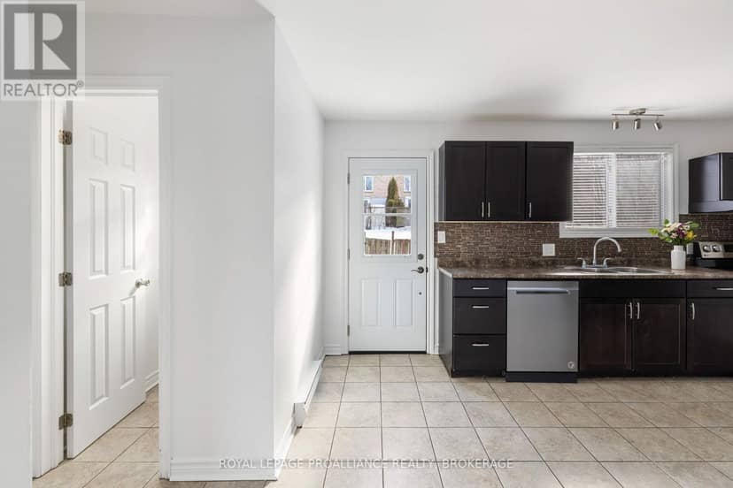 53 - 44 Rosemund Crescent — photo 18 of 34