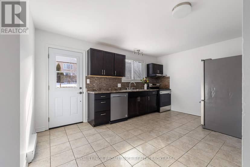 53 - 44 Rosemund Crescent — photo 7 of 34