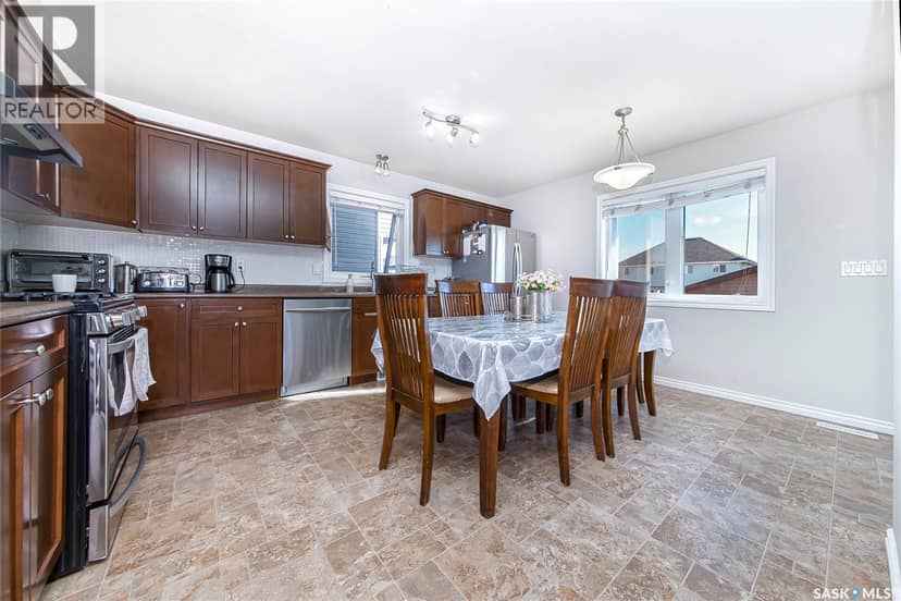 511 Coad CRESCENT — photo 10 of 40