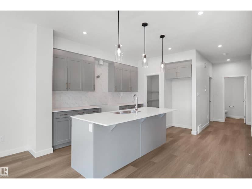 1015 14 AV NW — photo 12 of 36