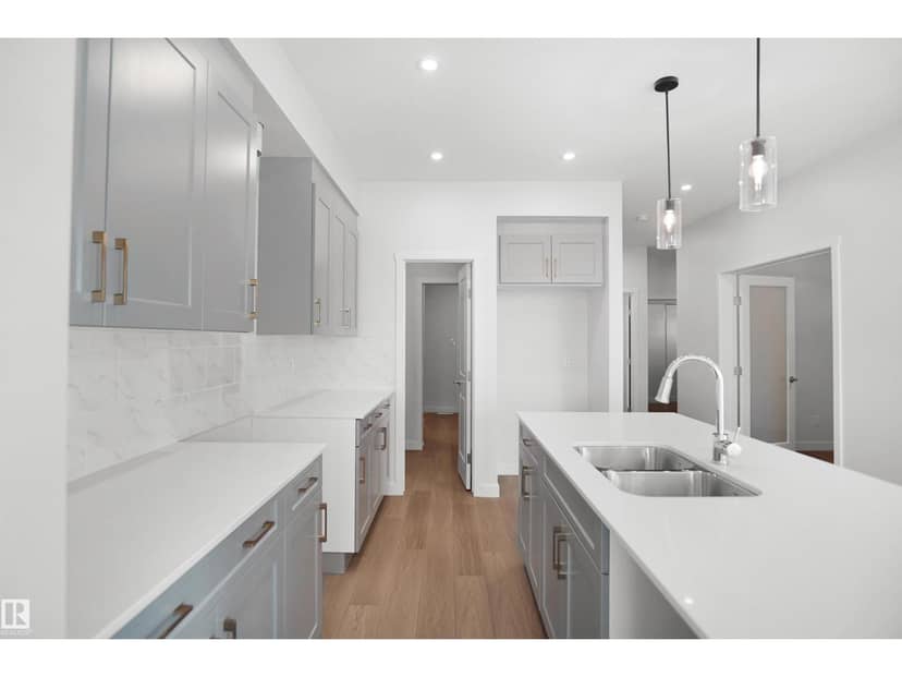 1015 14 AV NW — photo 13 of 36