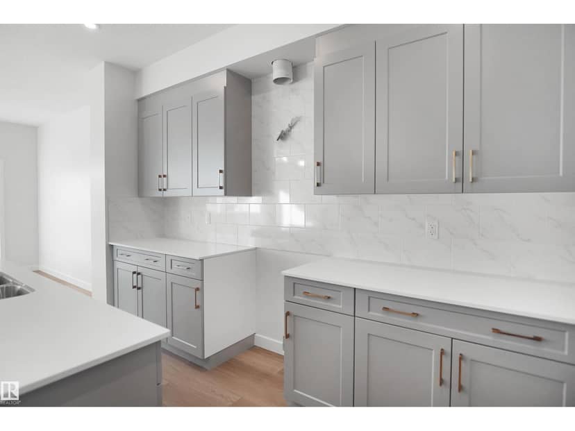 1015 14 AV NW — photo 14 of 36