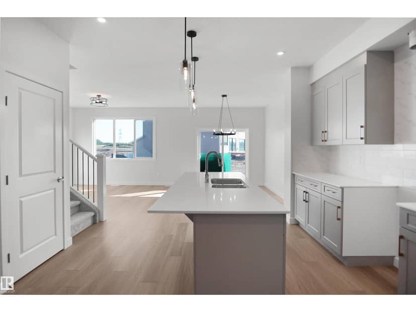 1015 14 AV NW — photo 15 of 36
