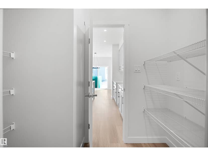 1015 14 AV NW — photo 19 of 36