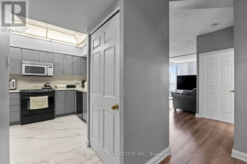 2205 - 24 Hanover Road — photo 6 of 33