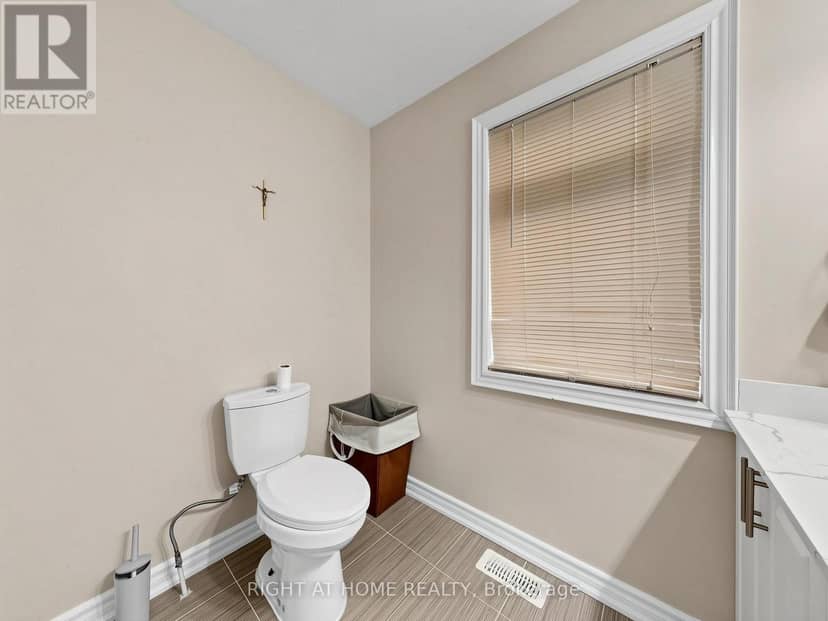 637 Simcoe Street — photo 11 of 32